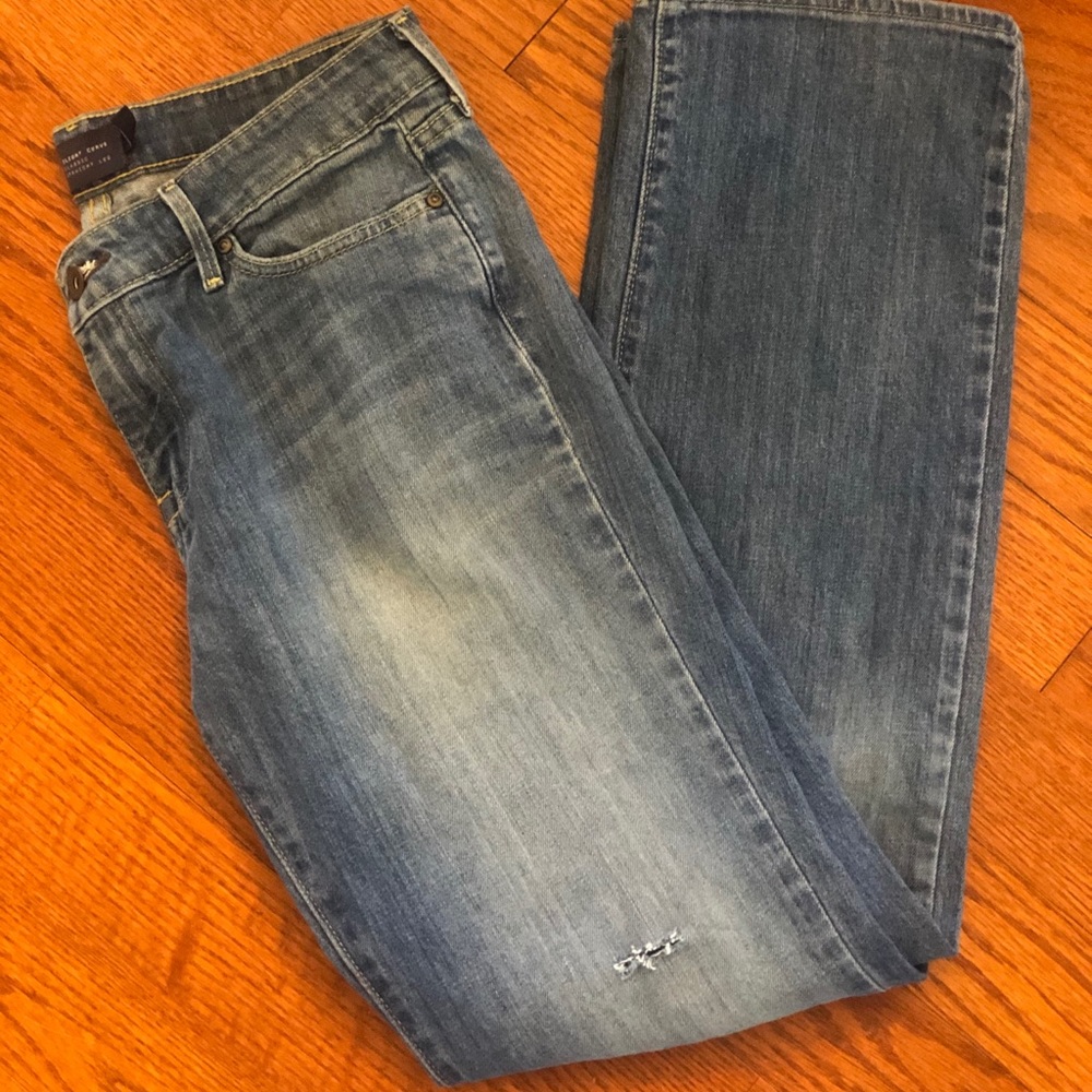 LIKE NEW WOMENS LEVI JEANS